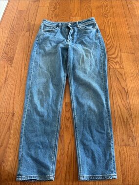 Rarely worn American eagle medium wash mom jeans